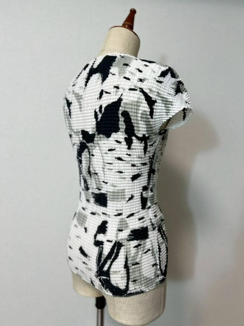 ISSEY MIYAKE 半袖トップス ホワイト・ブラック