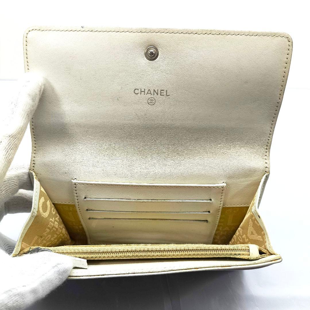 美品 シャネル 二つ折り 財布 カーフレザー ホワイト CHANEL