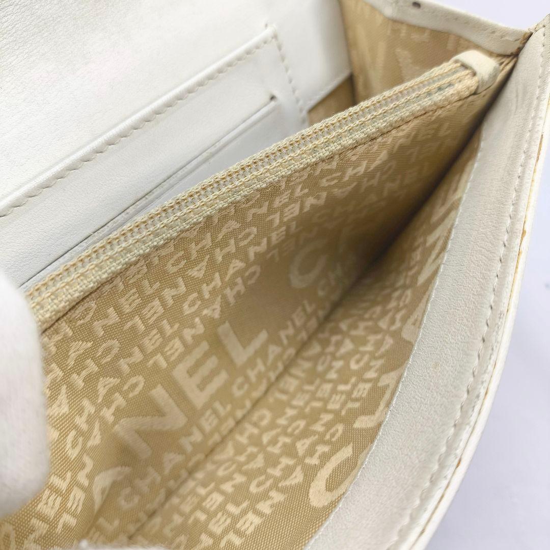美品 シャネル 二つ折り 財布 カーフレザー ホワイト CHANEL