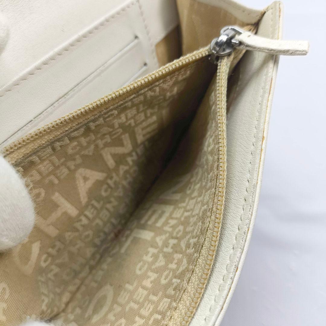 美品 シャネル 二つ折り 財布 カーフレザー ホワイト CHANEL