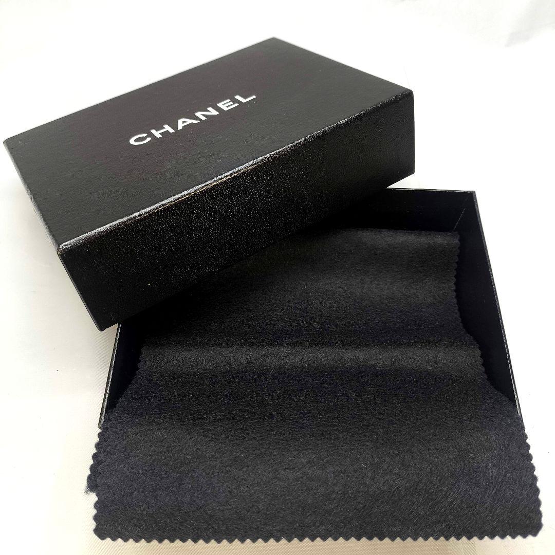 美品 シャネル 二つ折り 財布 カーフレザー ホワイト CHANEL