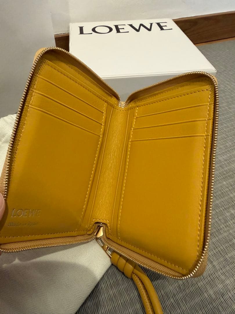 新品ロエベ ノットコンパクトジップアラウンド シャイニーナパカーフ 二つ折り財布