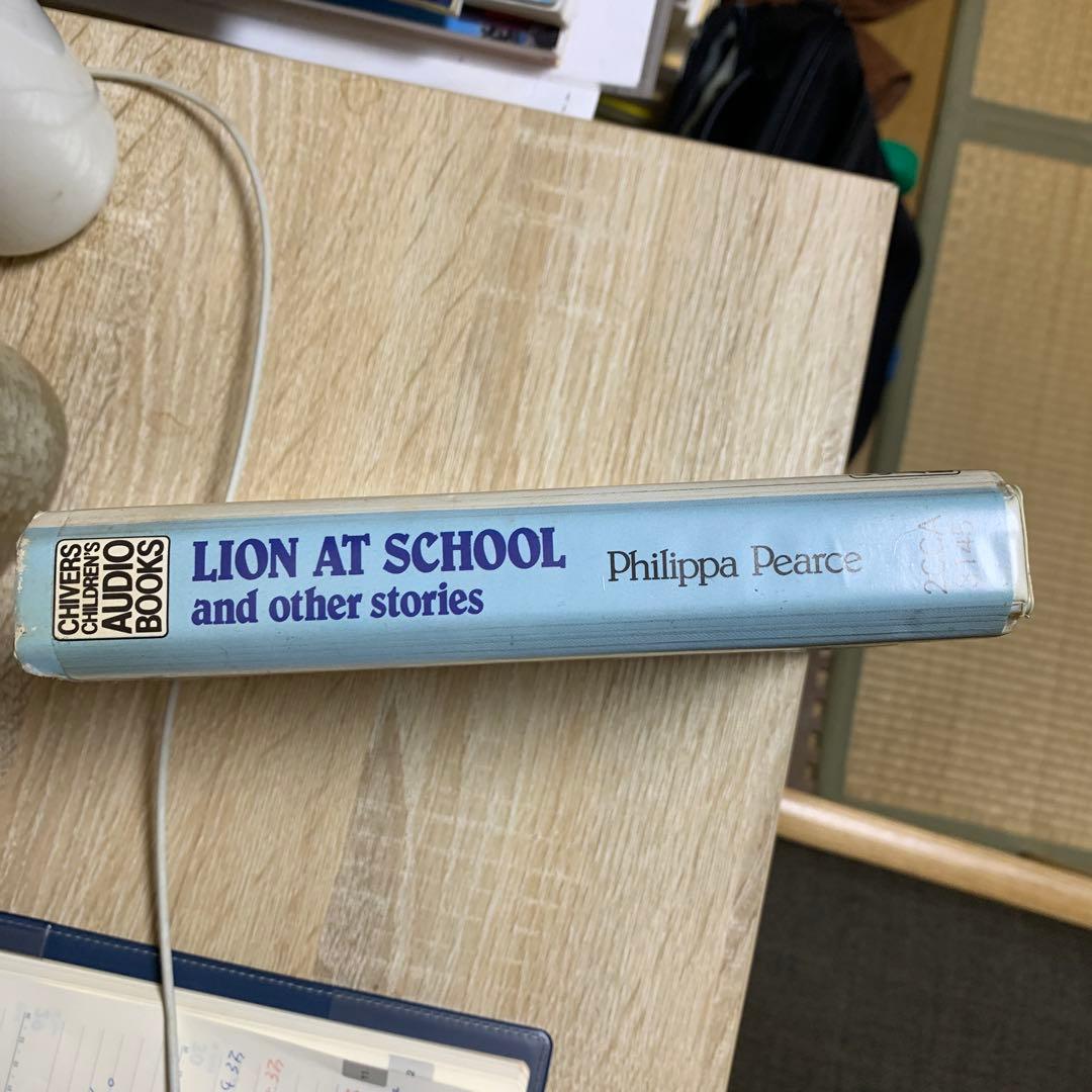 洋書 Lion at school and 