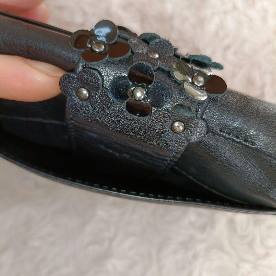 ANTEPRIMA 　本革　花装飾付き黒二つ折り財布　柔らかレザー　シボ革