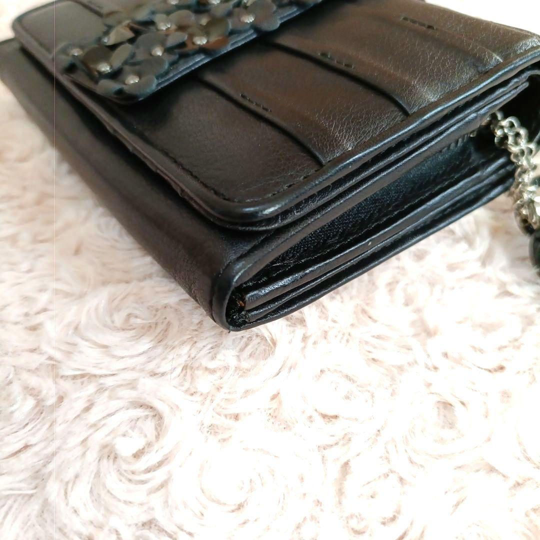 ANTEPRIMA 　本革　花装飾付き黒二つ折り財布　柔らかレザー　シボ革