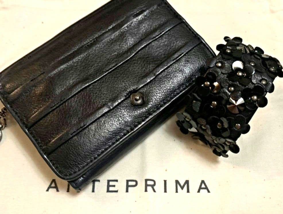 ANTEPRIMA 　本革　花装飾付き黒二つ折り財布　柔らかレザー　シボ革
