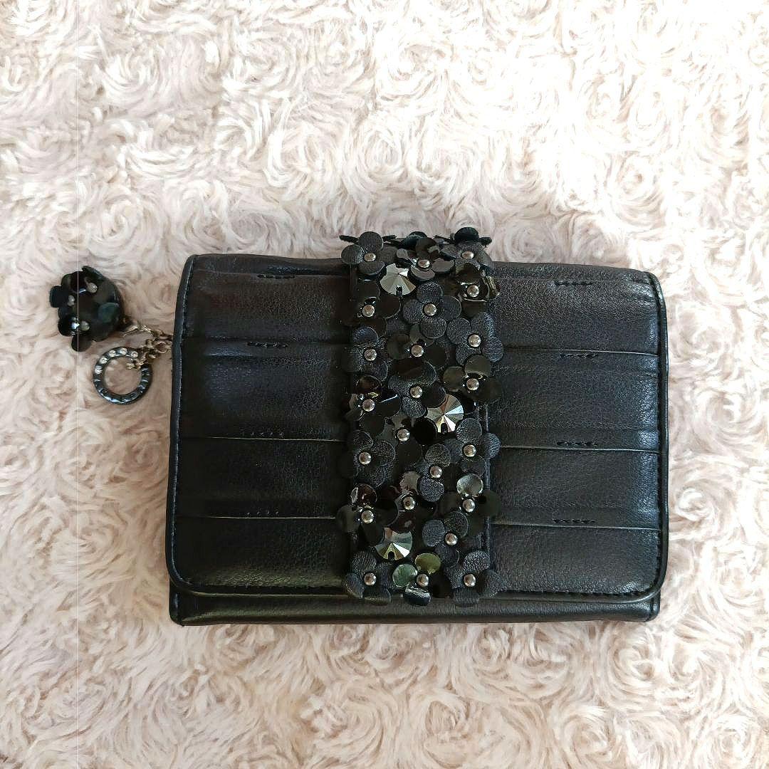 ANTEPRIMA 　本革　花装飾付き黒二つ折り財布　柔らかレザー　シボ革