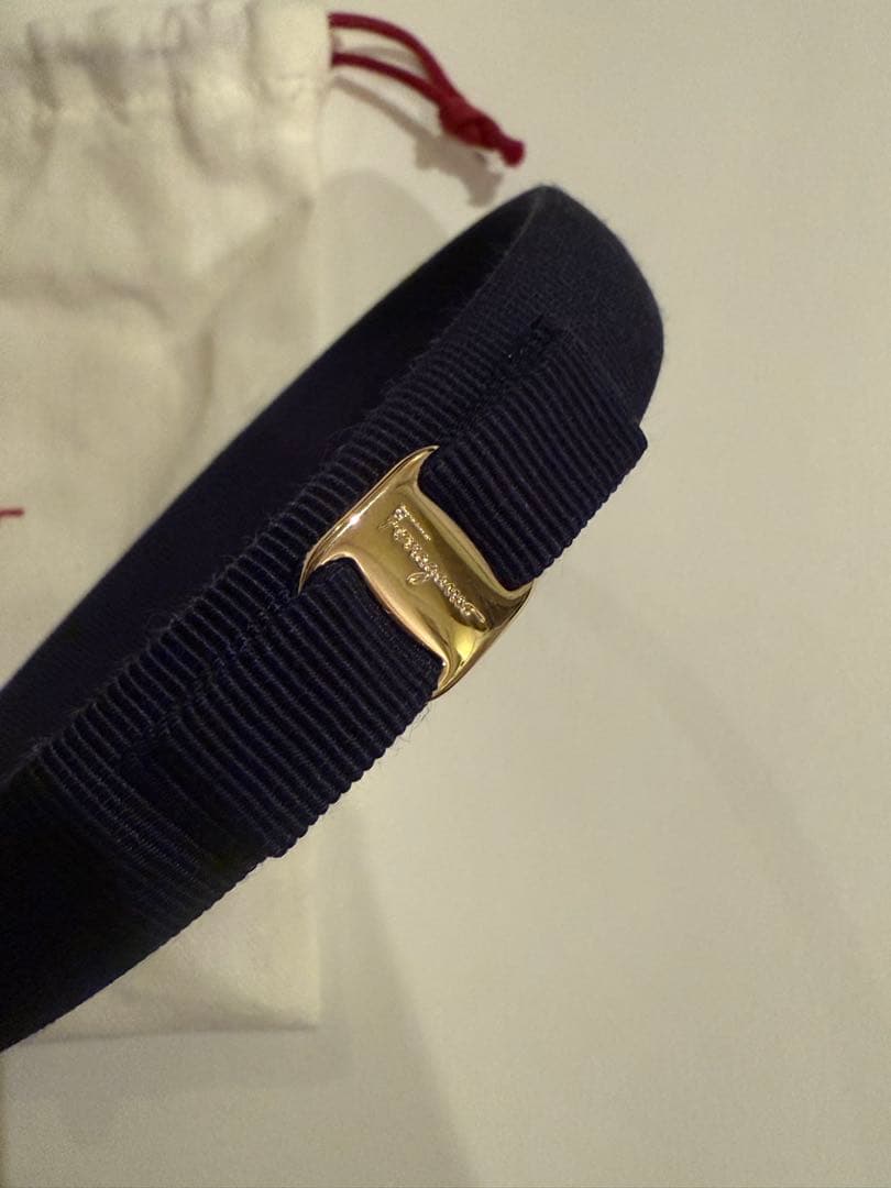り*け様 【未使用に近い】Ferragamo フェラガモ　カチューシャ　ネイビー