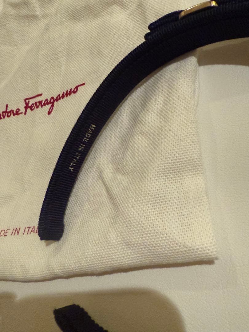 り*け様 【未使用に近い】Ferragamo フェラガモ　カチューシャ　ネイビー
