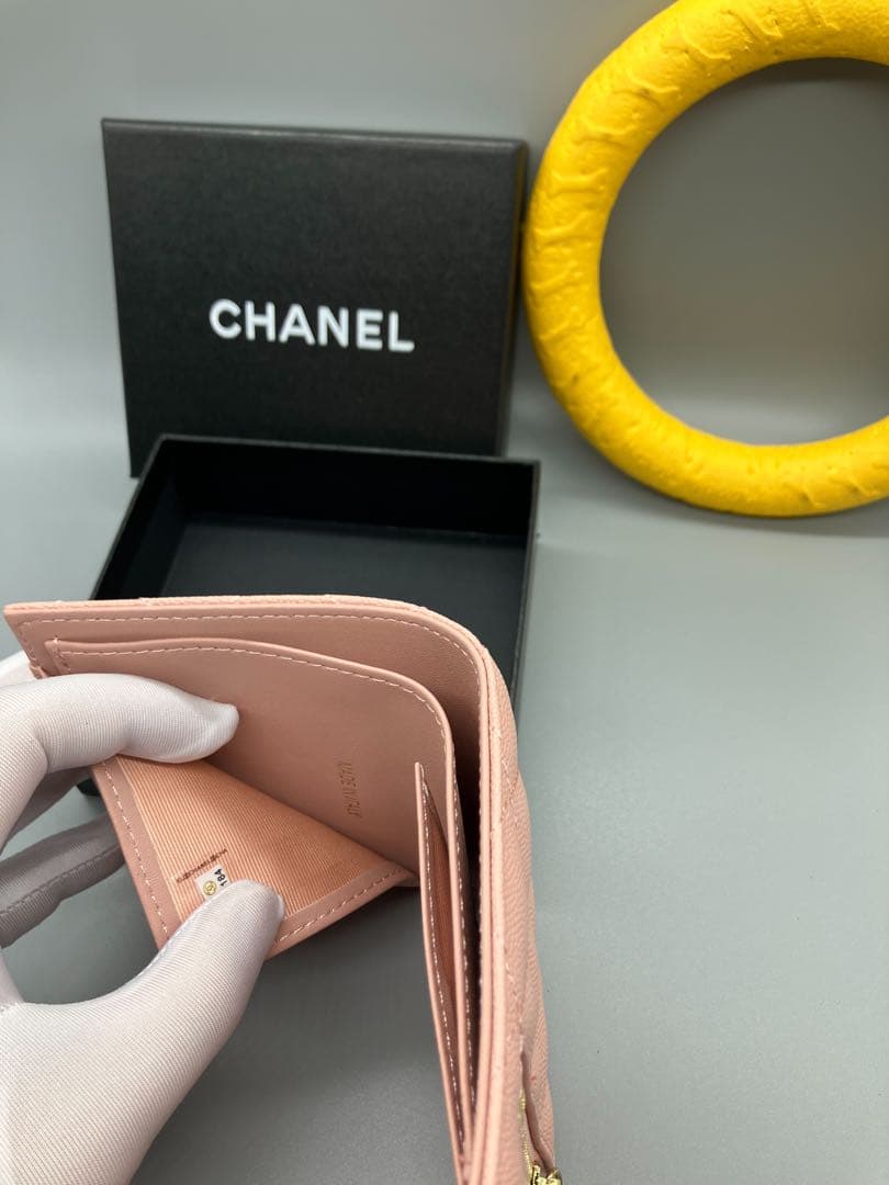 しれじゅもんCHANEL（シャネル）小型三折財布