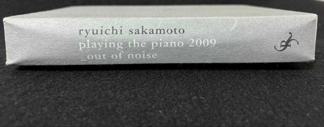 PLAYING THE PIANO 2009 OUT OF NOISE バッジ他