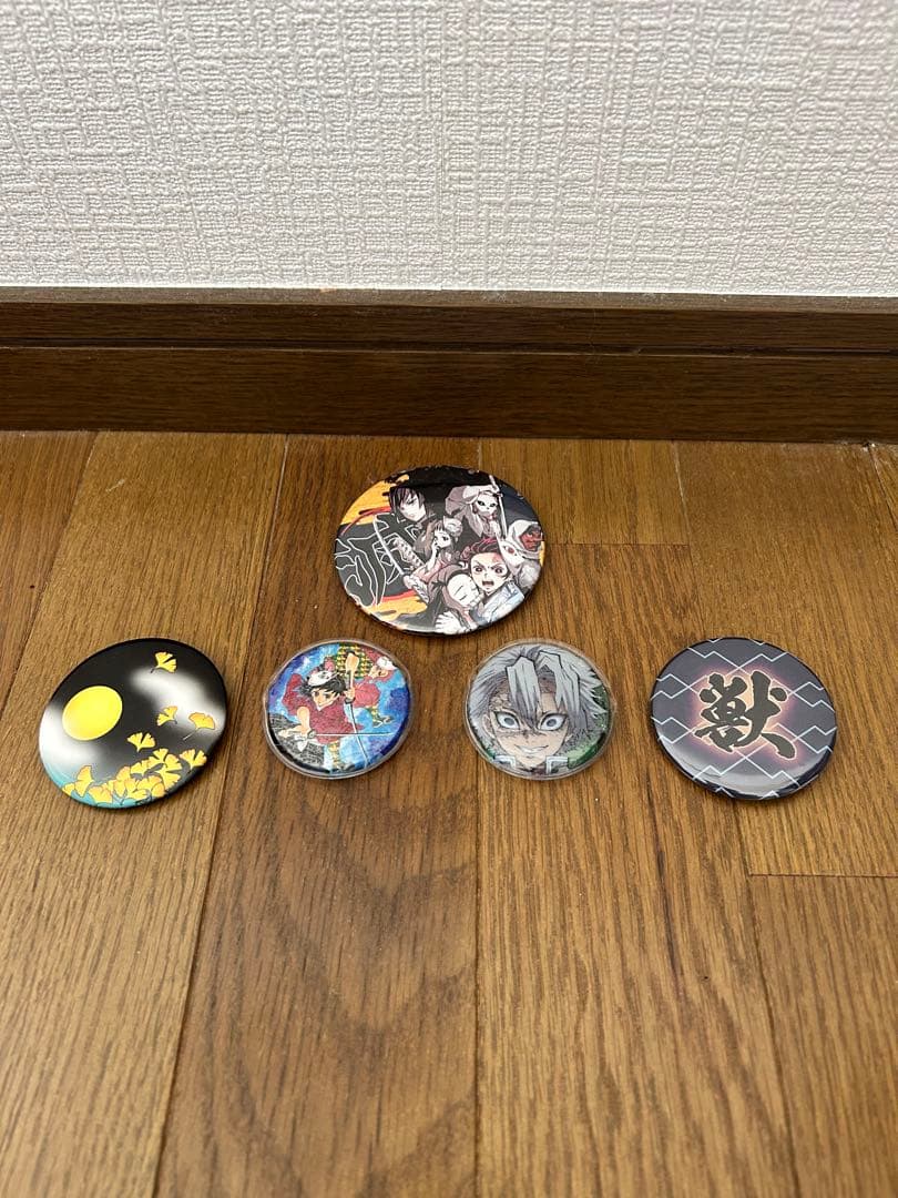 鬼滅の刃 全23巻セット＋鬼殺隊見聞録＋缶バッジ付【美品・お得セット】