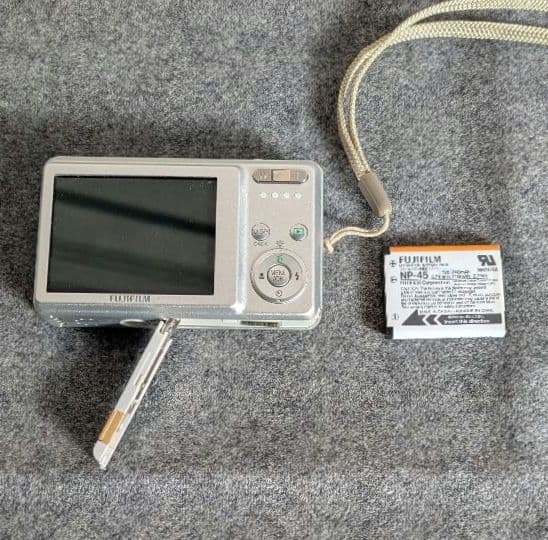 Fujifilm FinePix J10 別途メモリー2GB付き　元箱付き