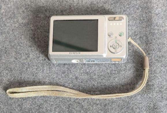 Fujifilm FinePix J10 別途メモリー2GB付き　元箱付き