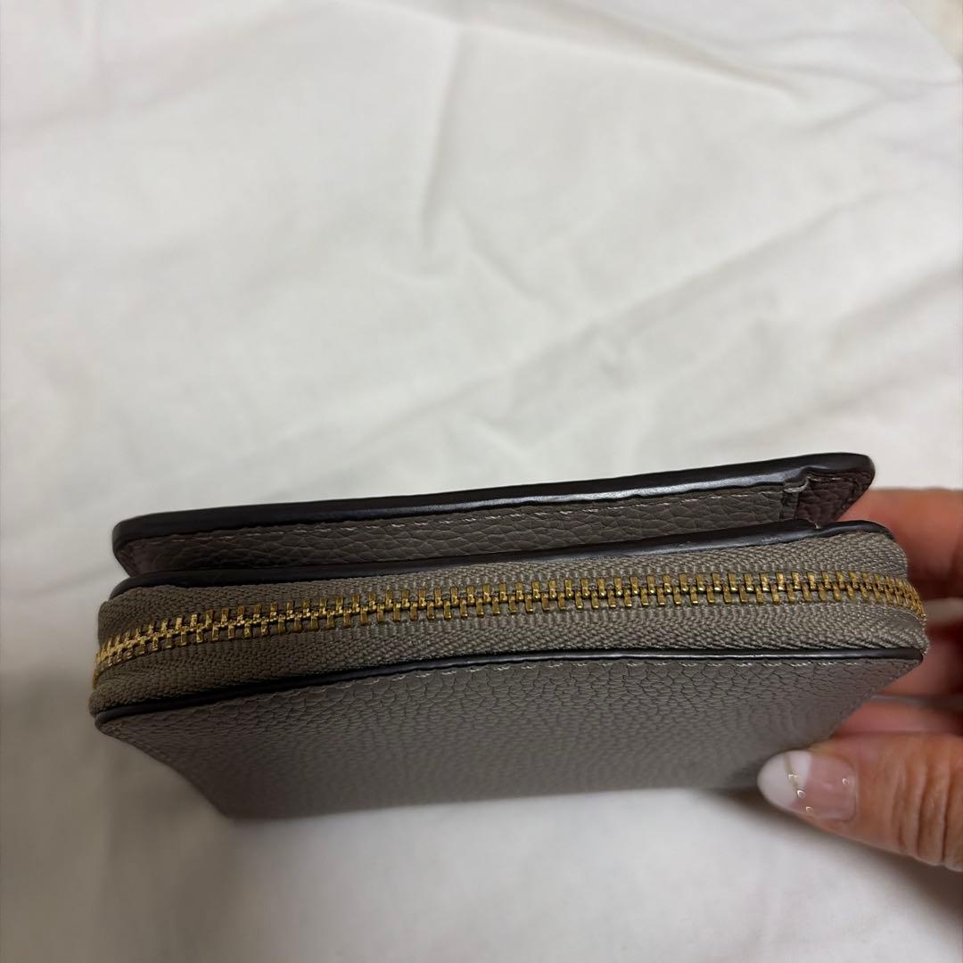 TORY BURCH(トリーバーチ)二つ折り財布-グレーベージュファスナー
