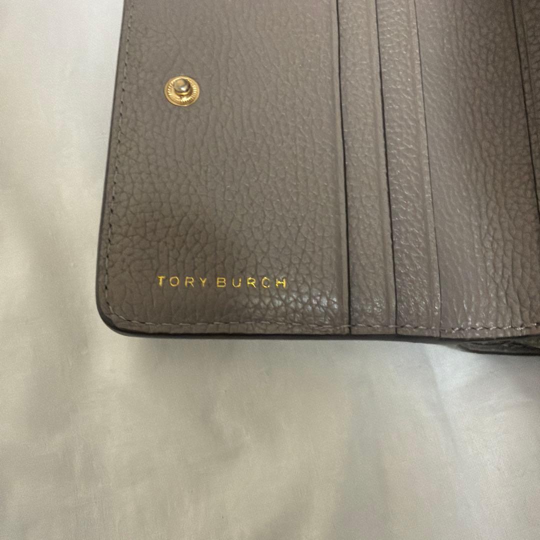 TORY BURCH(トリーバーチ)二つ折り財布-グレーベージュファスナー