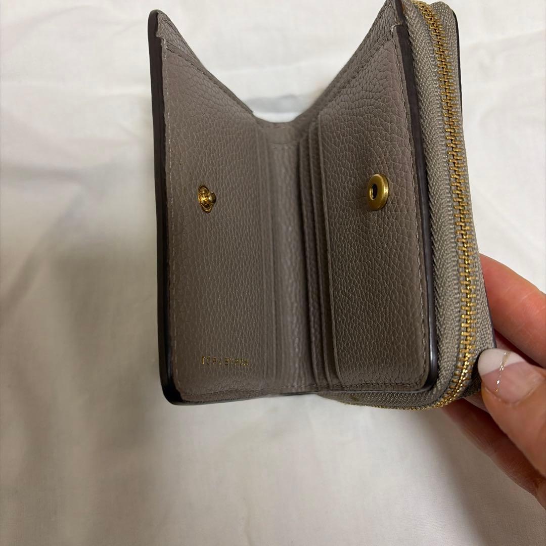 TORY BURCH(トリーバーチ)二つ折り財布-グレーベージュファスナー