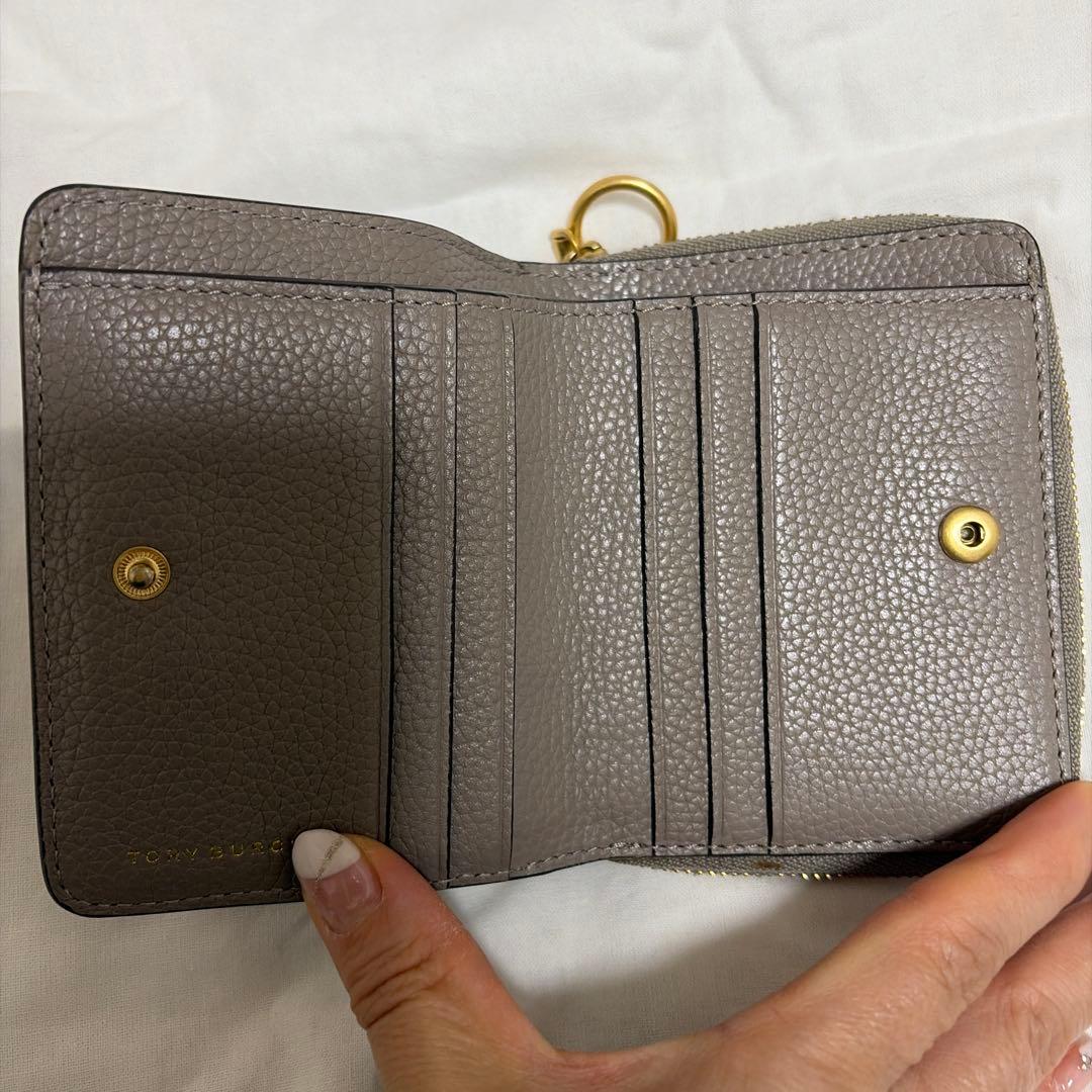 TORY BURCH(トリーバーチ)二つ折り財布-グレーベージュファスナー