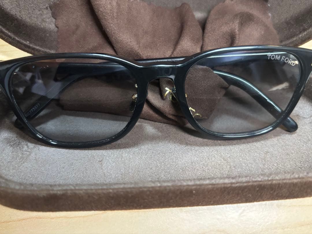 ヒ*ル様 TOM FORD ブラックフレーム サングラス トムフォード