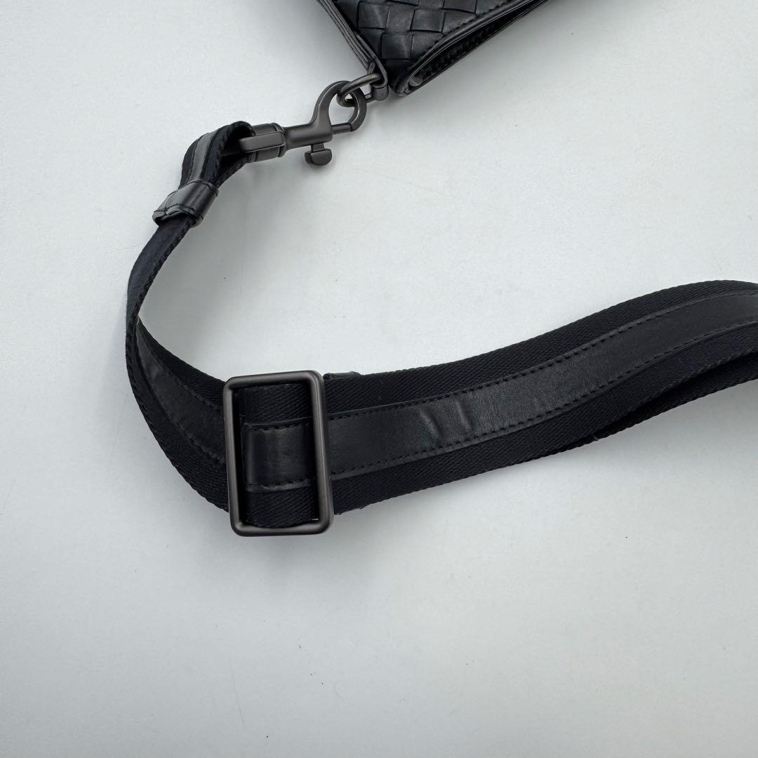 美品✨BOTTEGA VENETA ショルダーバッグ　ブラック　レザーA4収納