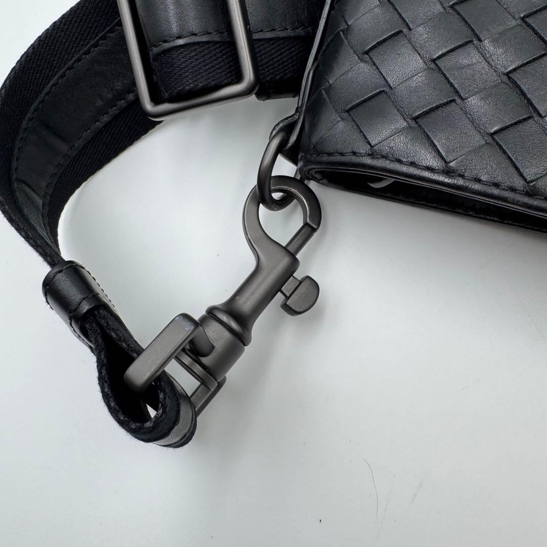 美品✨BOTTEGA VENETA ショルダーバッグ　ブラック　レザーA4収納