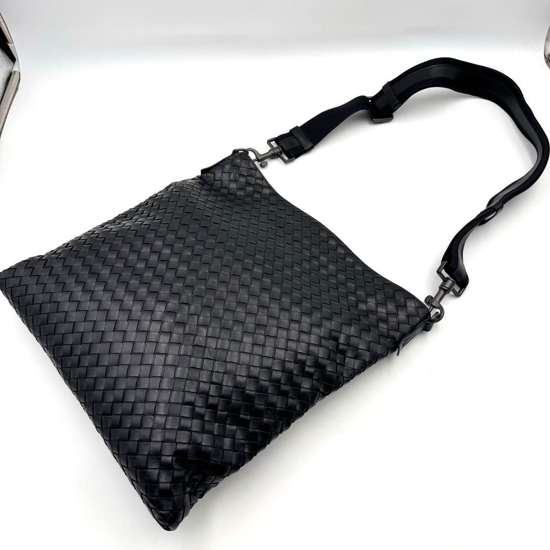 美品✨BOTTEGA VENETA ショルダーバッグ　ブラック　レザーA4収納