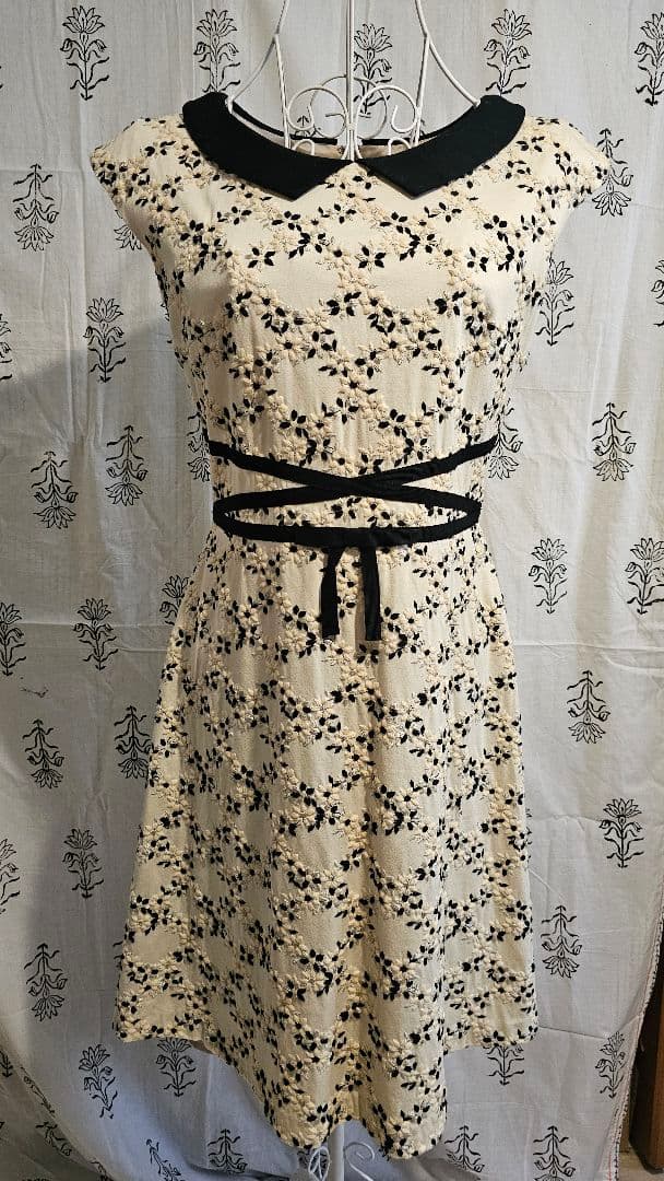 tocca 刺繍 フレンチスリーブワンピース