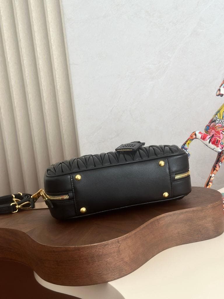 miu miu ブラック プリーツ クラッチバッグ