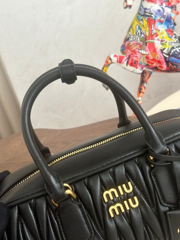 miu miu ブラック プリーツ クラッチバッグ