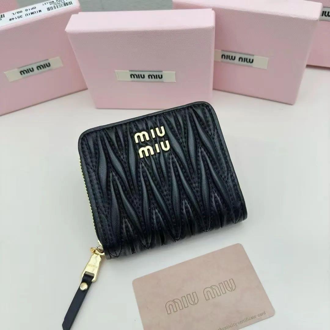 miumiu マテラッセ2つ折り財布