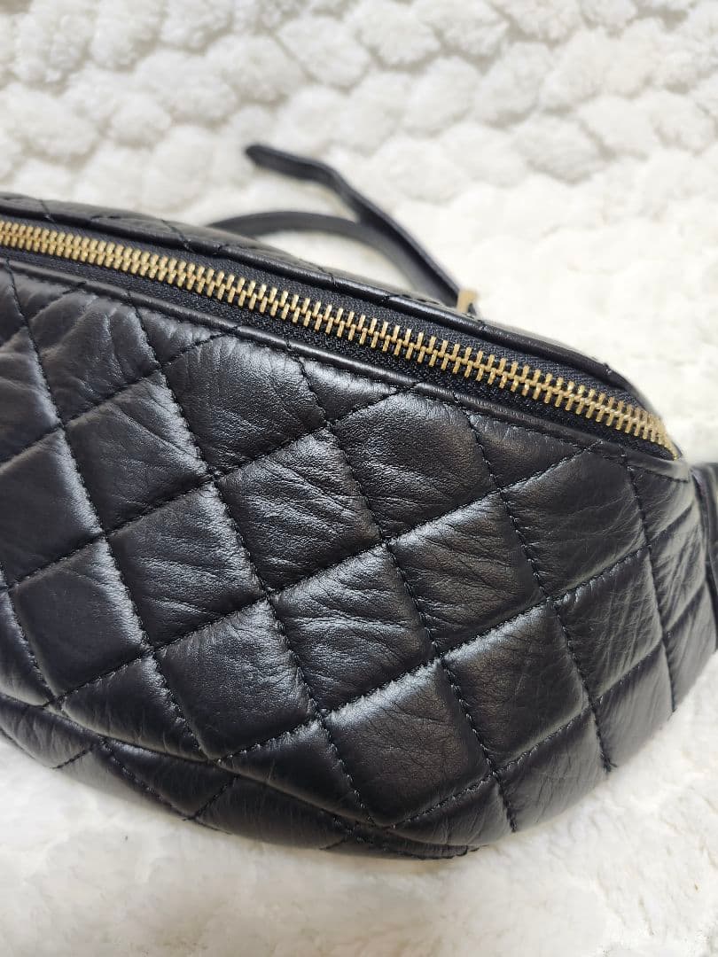美品★AULENTTI　キルティングレザーボディバッグ チェーンショルダー