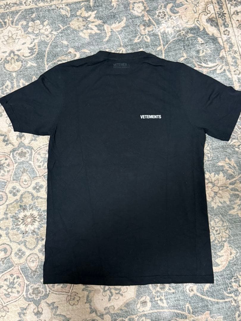 VETEMENTS ブラック Tシャツ AUTUMNE-HIVER 2021