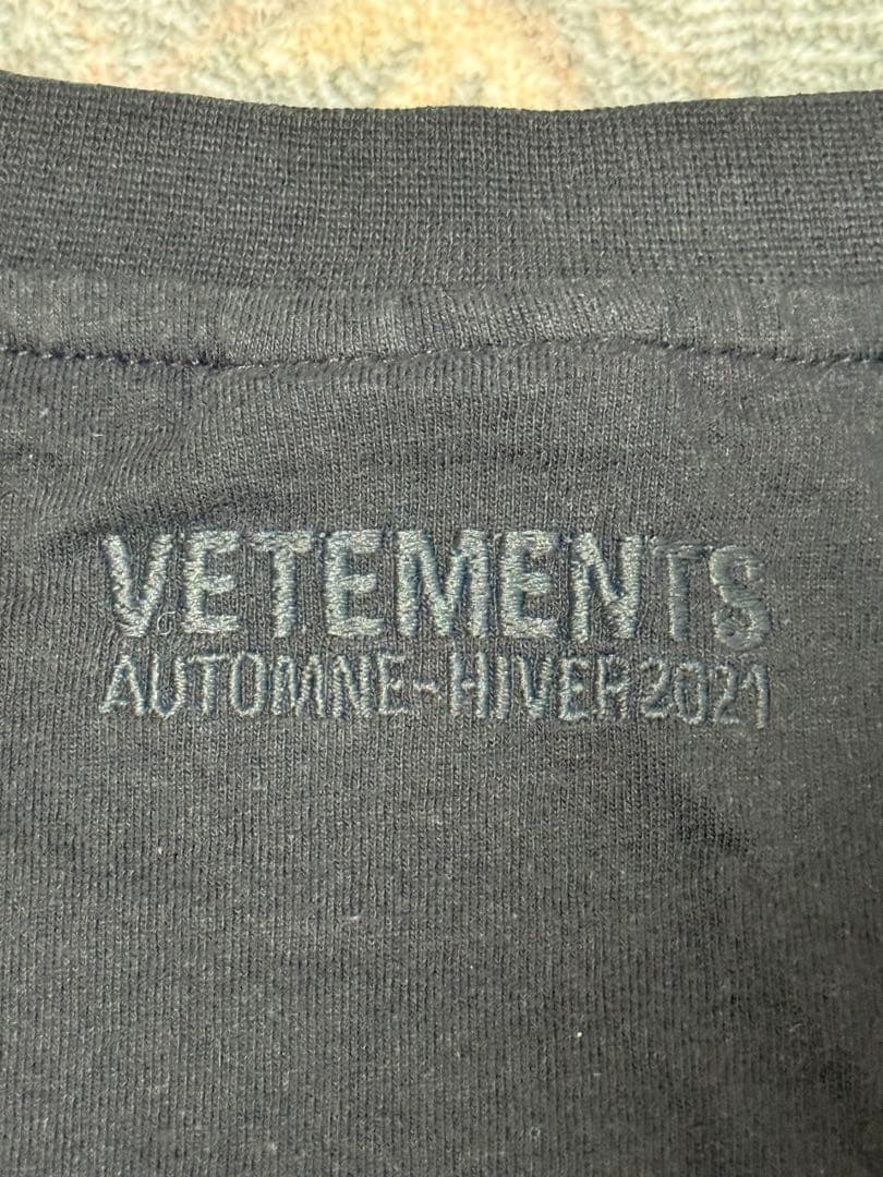 VETEMENTS ブラック Tシャツ AUTUMNE-HIVER 2021