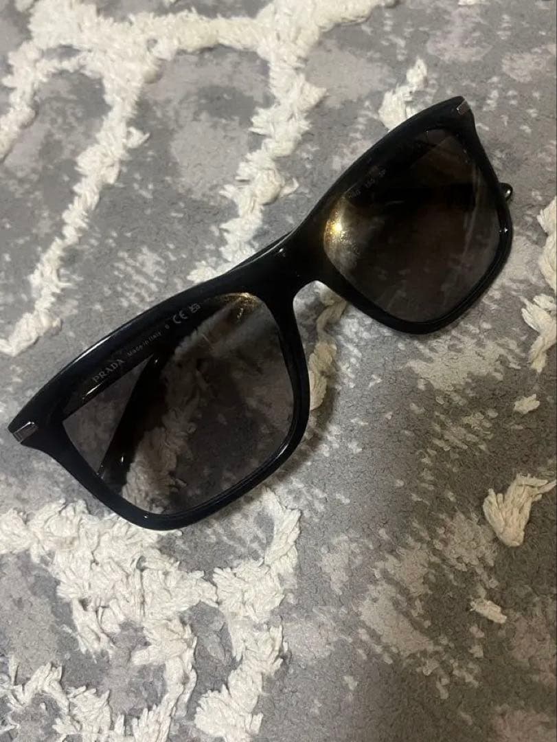 PRADA プラダ　スクエア型 サングラス 収納袋付き
