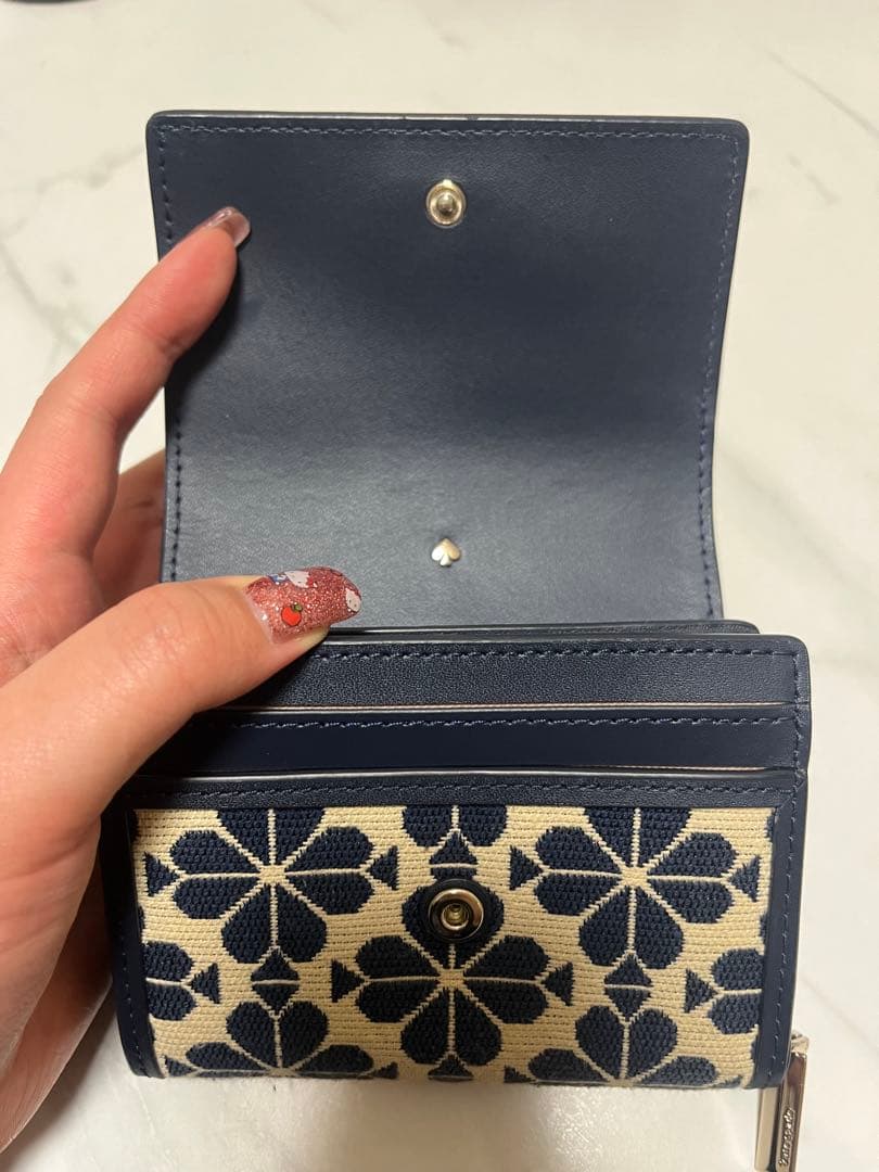 【値下しました】kate spade スペードフラワー　ジャガード　二つ折り財布