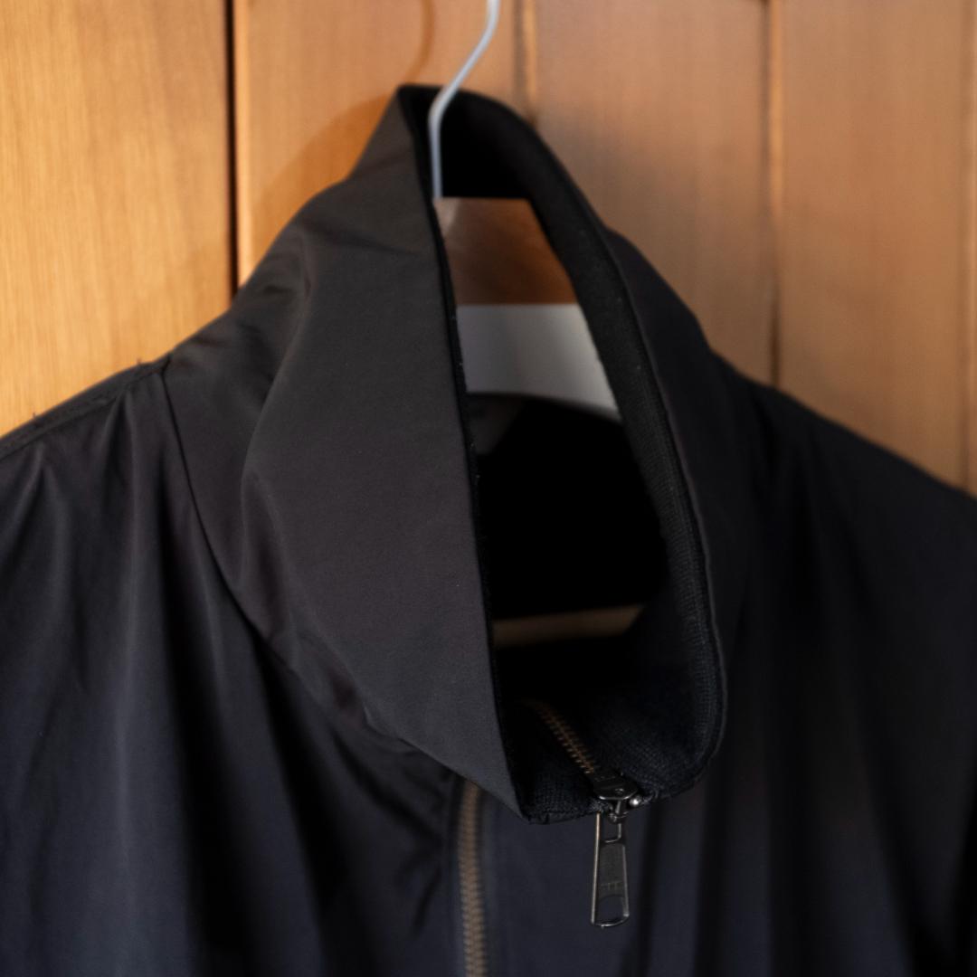 STILL BY HAND / High neck blouson / 黒 48