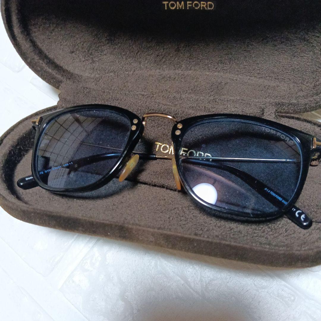 TOM FORD サングラス　TF672 01v
