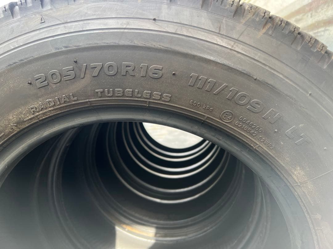 バッシーTOYOスタッドレス205／70R16 111／109N LT