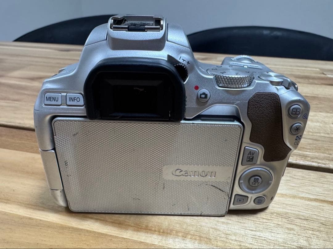 Canon EOS Kiss X10 ボディシルバー　デジタル一眼レフカメラ