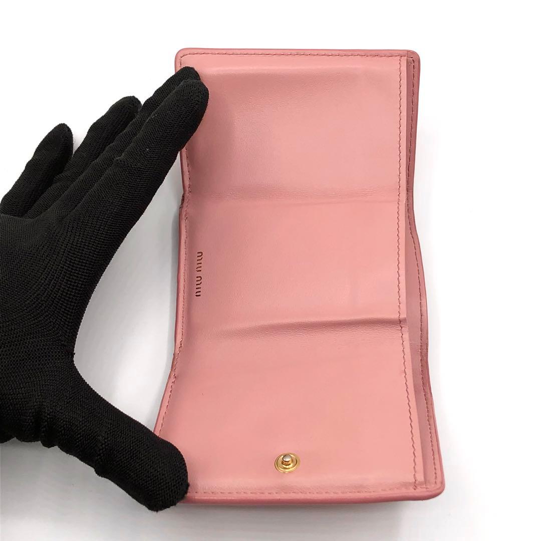 ミュウミュウ コンパクトウォレット 三つ折り財布 クロコ型押し ピンク レザー