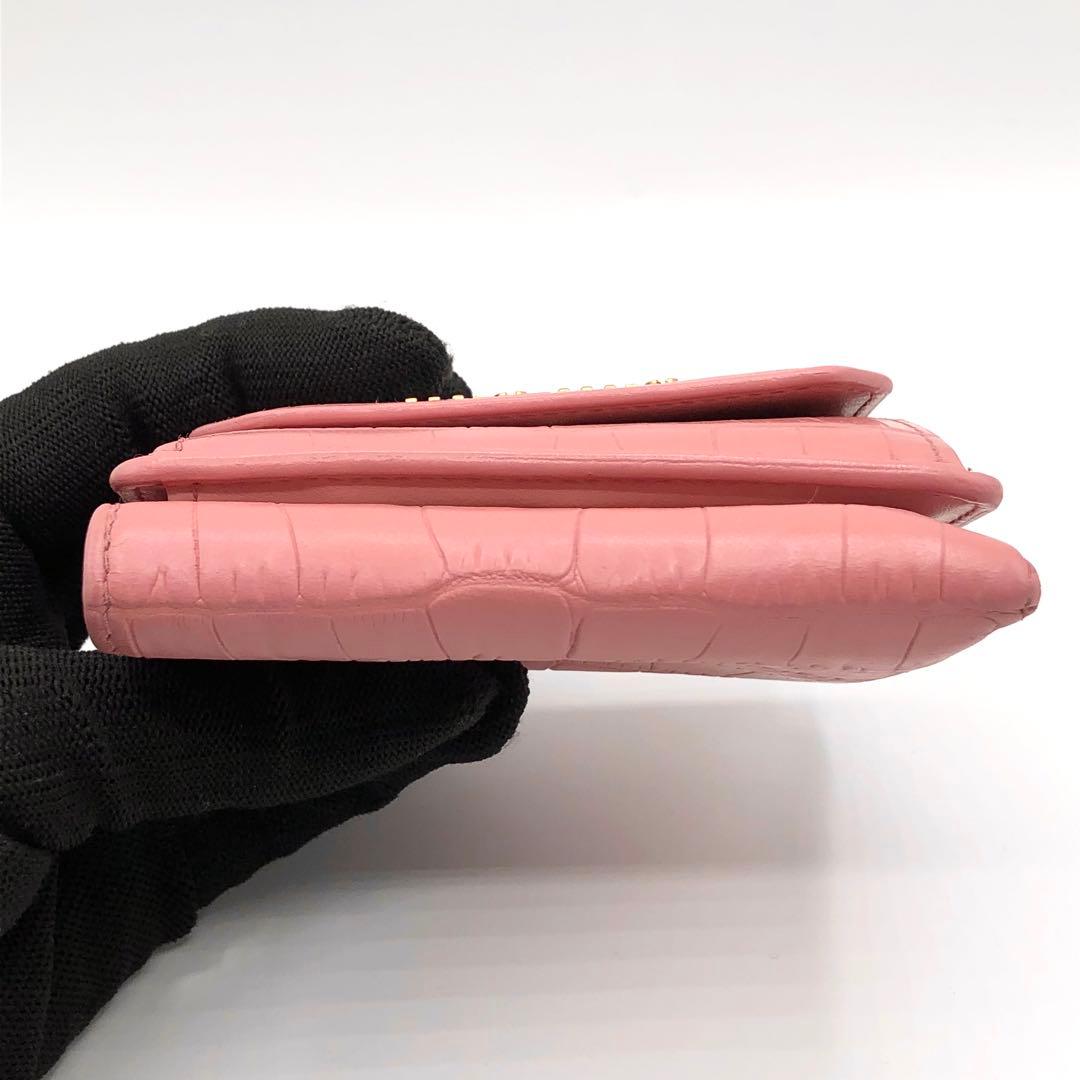 ミュウミュウ コンパクトウォレット 三つ折り財布 クロコ型押し ピンク レザー