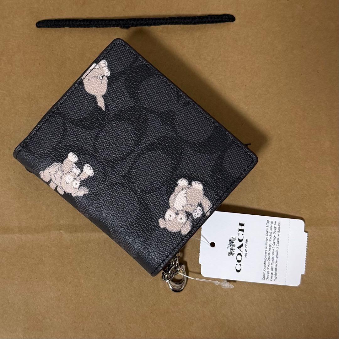 新品✨コーチ　二つ折り財布　ハッピードック　シグネチャー　レザー　PVC グレー