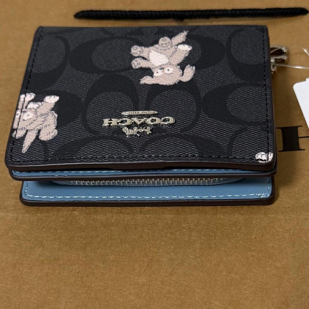 新品✨コーチ　二つ折り財布　ハッピードック　シグネチャー　レザー　PVC グレー