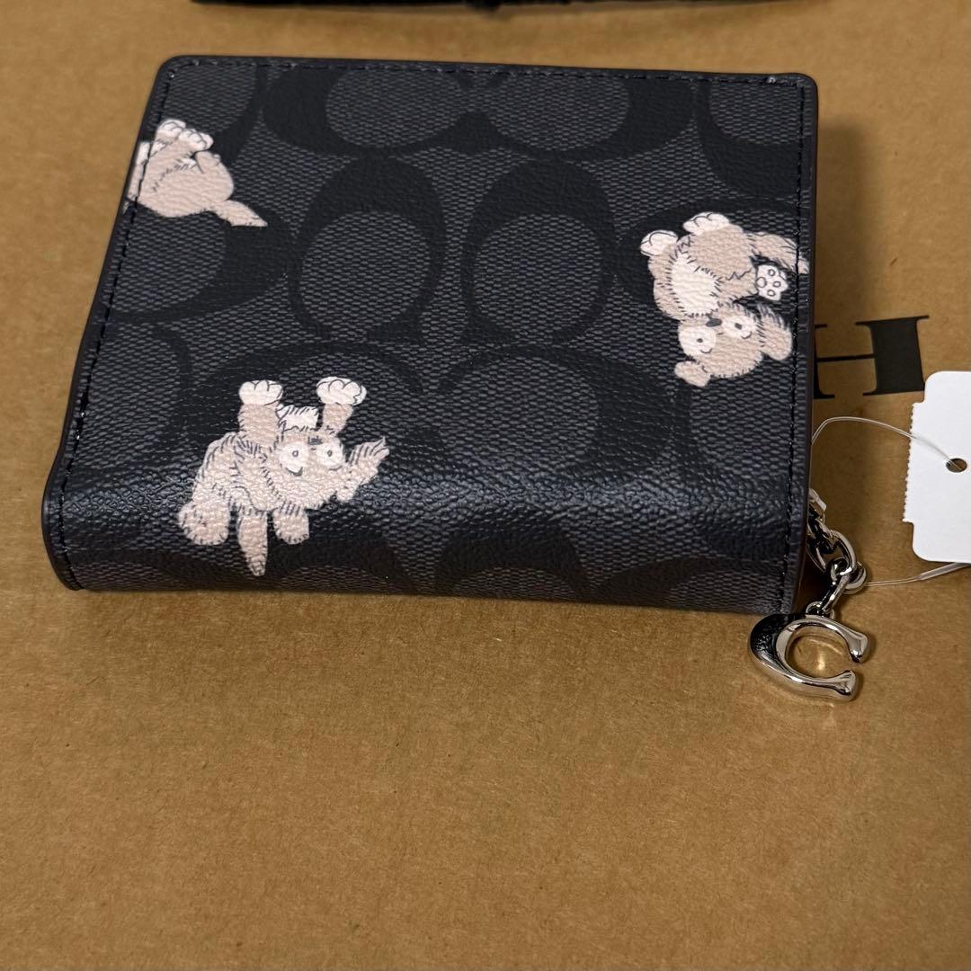 新品✨コーチ　二つ折り財布　ハッピードック　シグネチャー　レザー　PVC グレー