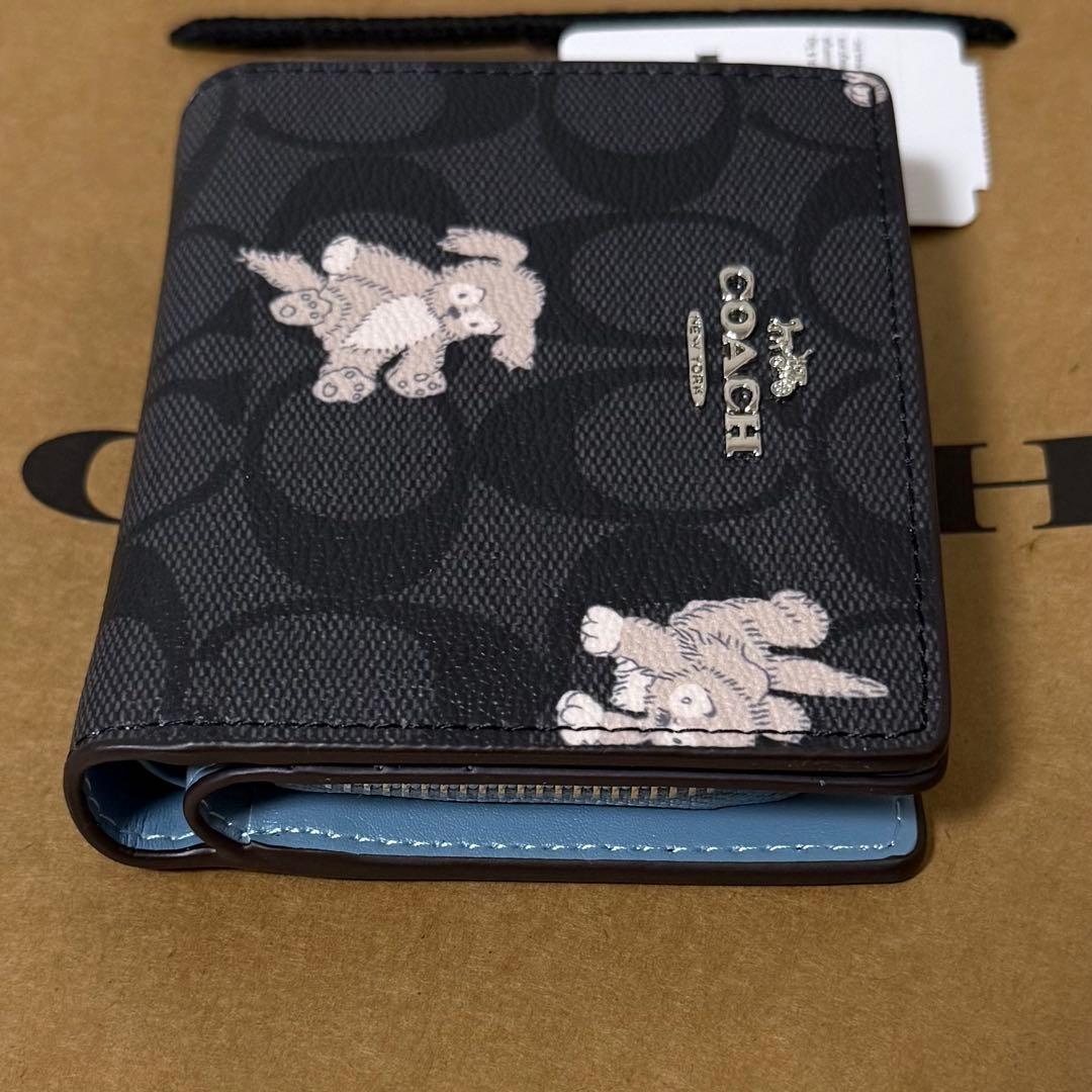 新品✨コーチ　二つ折り財布　ハッピードック　シグネチャー　レザー　PVC グレー