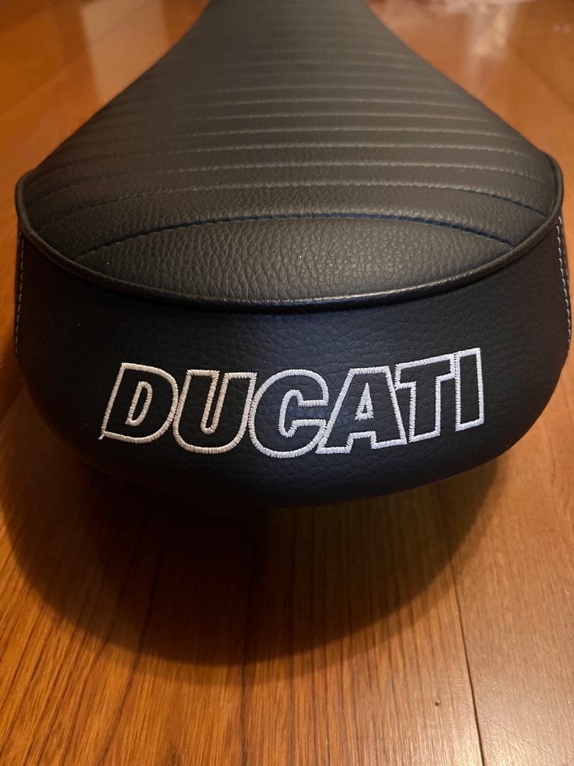 DUCATI ブラックシート ストライプデザイン