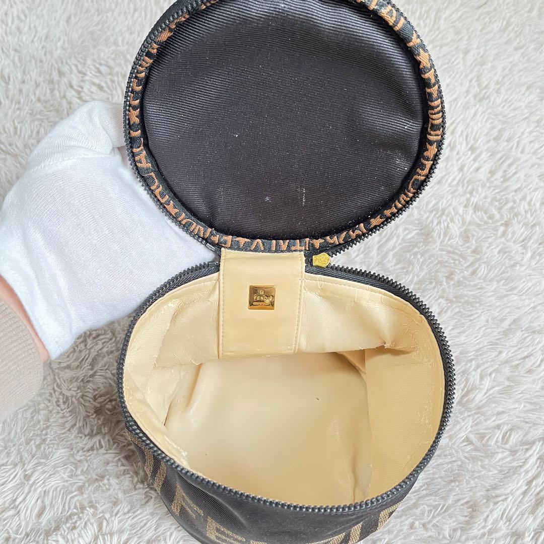 FENDI バニティバッグ　ハンドポーチ　クラッチバッグ　ブラック　ロゴ　黒