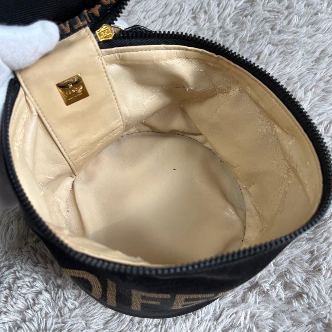 FENDI バニティバッグ　ハンドポーチ　クラッチバッグ　ブラック　ロゴ　黒