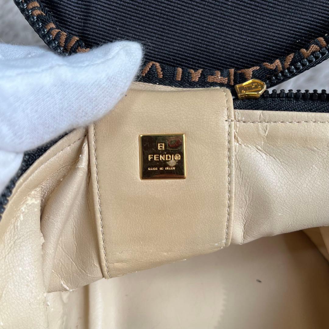 FENDI バニティバッグ　ハンドポーチ　クラッチバッグ　ブラック　ロゴ　黒