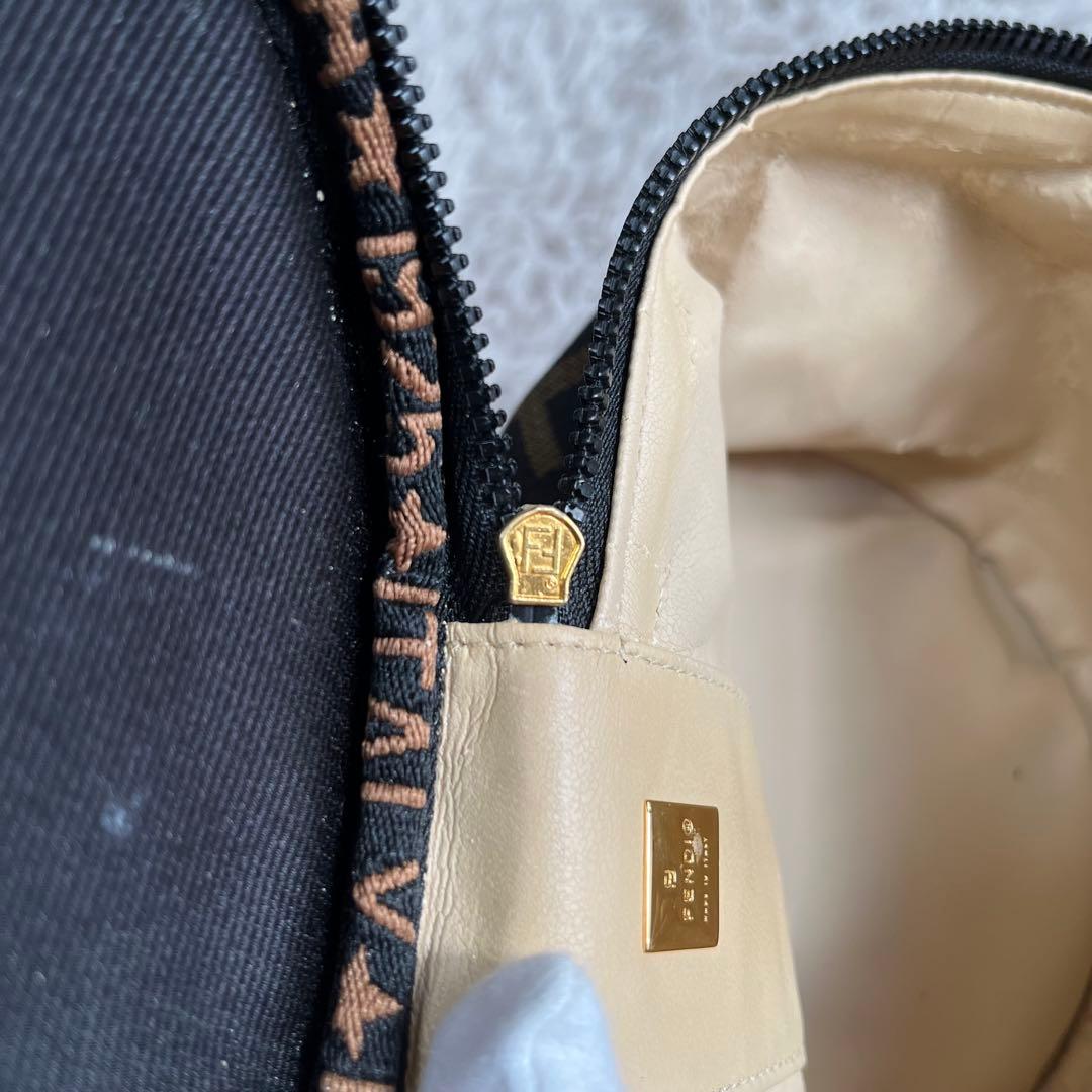 FENDI バニティバッグ　ハンドポーチ　クラッチバッグ　ブラック　ロゴ　黒